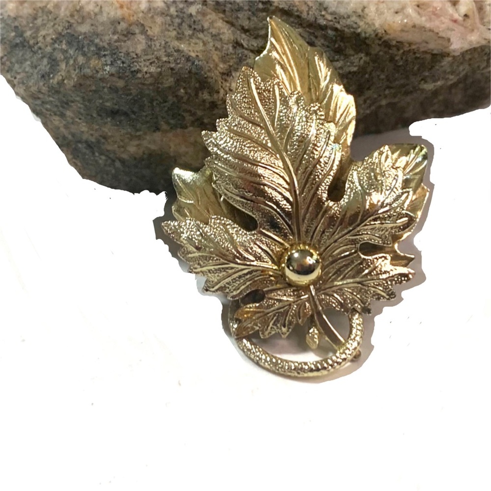Vintage Retro Signed Textured 3D Oak Leaf Brooch Pin Layered Light Gold Tone
